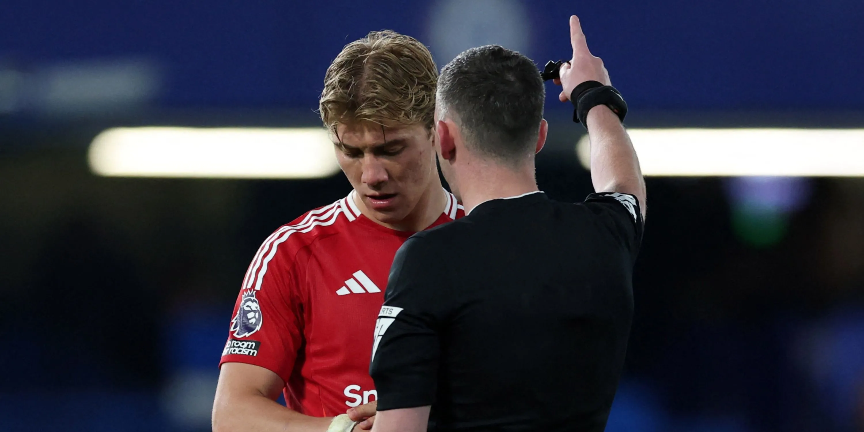 Rasmus Hojlund và trọng tài trong trận đấu giữa Chelsea và Manchester United