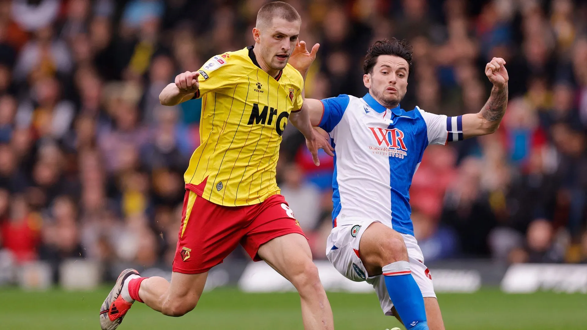 Một cảnh trong trận đấu tại Championship, giải đấu mà Blackburn thi đấu