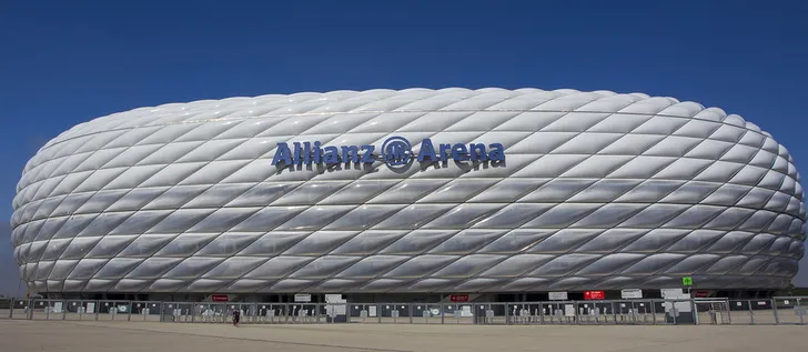 Allianz Arena trong ánh sáng ban ngày, nổi bật kiến trúc bên ngoài