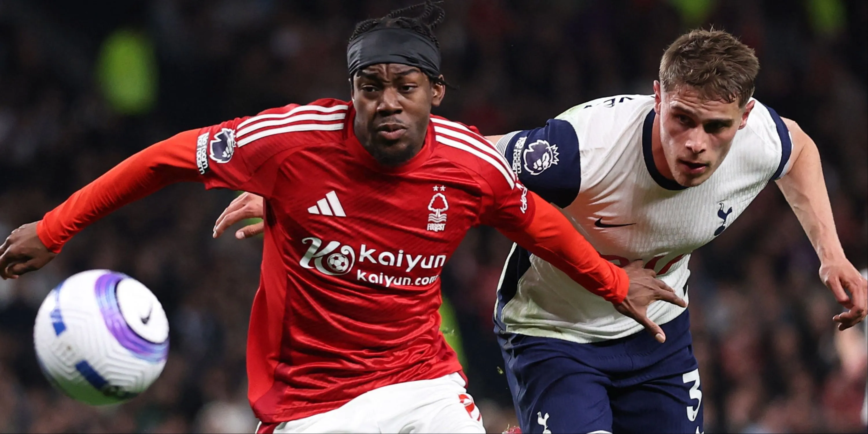 Anthony Elanga của Nottingham Forest đối đầu với Micky van de Ven của Tottenham, thể hiện những biến động nhân sự của CLB trong kỳ chuyển nhượng.