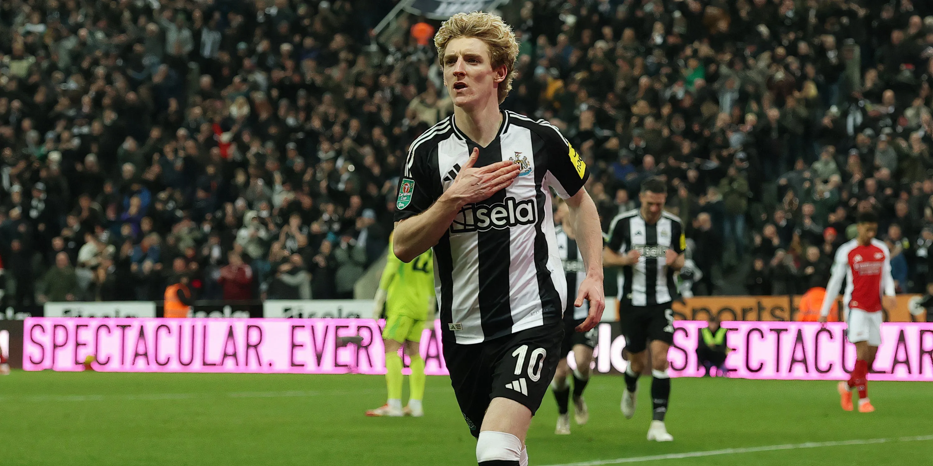 Anthony Gordon thi đấu dưới sự dẫn dắt của HLV Eddie Howe tại Newcastle United