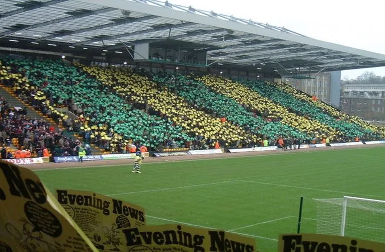 Bầu không khí sôi động bên ngoài sân Carrow Road vào ngày diễn ra trận đấu của Norwich City