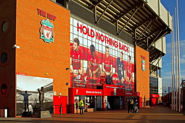 Bên ngoài khán đài The Kop của sân Anfield, nơi hội tụ những người hâm mộ cuồng nhiệt nhất Liverpool