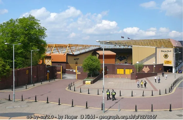 Bên ngoài sân vận động Molineux với kiến trúc hiện đại và lối vào chính