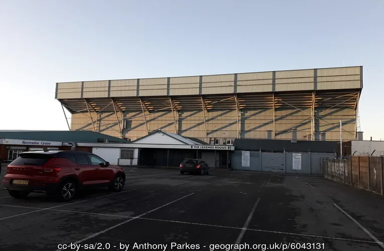 Bên ngoài sân vận động Prenton Park, thể hiện kiến trúc tổng thể từ xa.