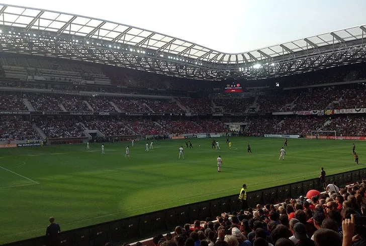 Bên trong sân Allianz Riviera, hiển thị cấu trúc chỗ ngồi, bảng điện tử và sân cỏ chuẩn mực, sẵn sàng cho các trận đấu của OGC Nice.