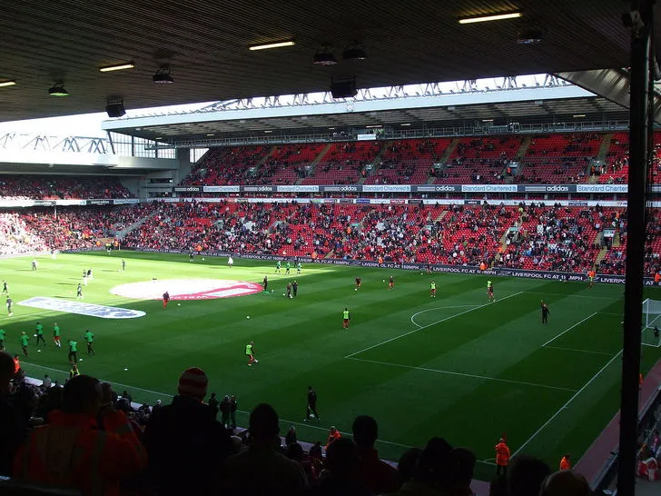 Bên trong sân Anfield với các khán đài và mặt cỏ xanh mướt, chuẩn bị cho trận đấu Premier League