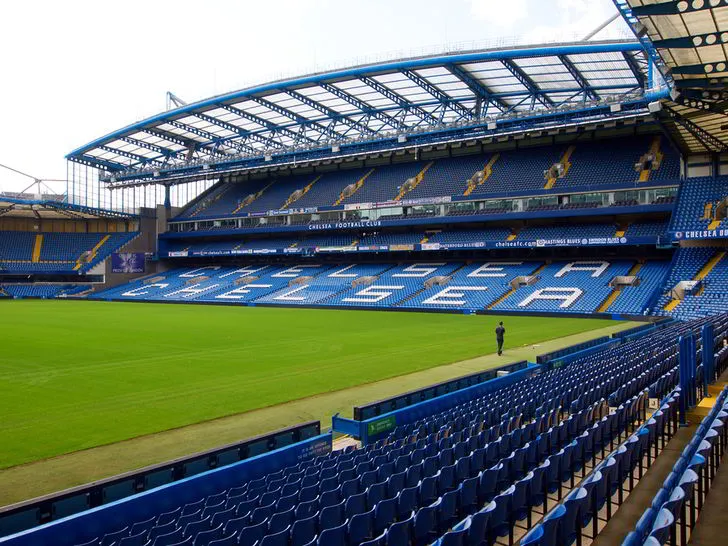 Bên trong sân vận động Stamford Bridge nhìn từ các khán đài
