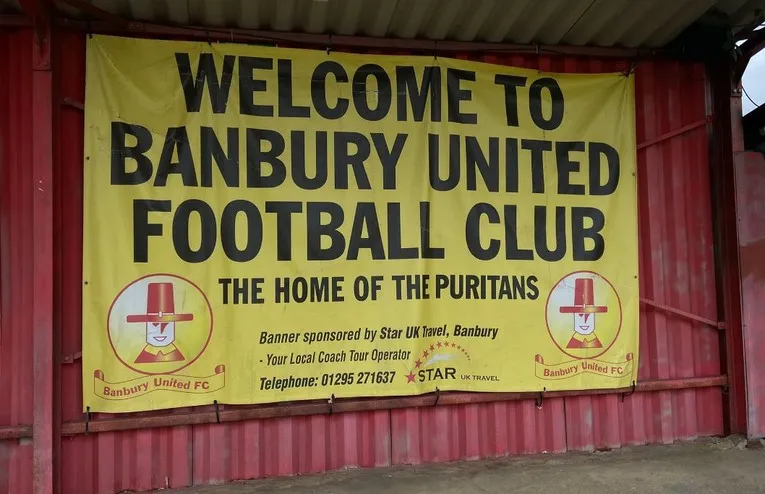 Biển chào mừng tại lối vào Sân vận động Spencer Stadium, Banbury