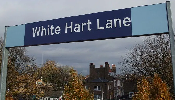 Biển chỉ dẫn ga tàu White Hart Lane, gần sân vận động