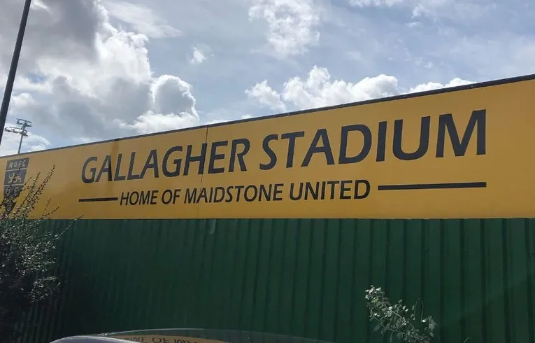 Biển hiệu Gallagher Stadium, thể hiện tên sân và sự kiện bóng đá tại Maidstone