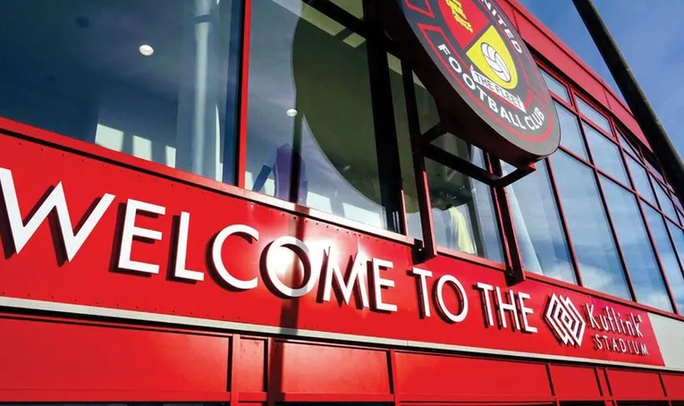 Biển hiệu tại sân Stonebridge Road, chào đón người hâm mộ đến với thánh địa của Ebbsfleet United