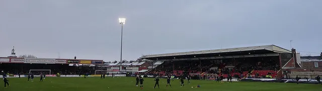 Bootham Crescent trong một trận đấu buổi tối, dưới ánh đèn rực rỡ chiếu sáng toàn bộ sân