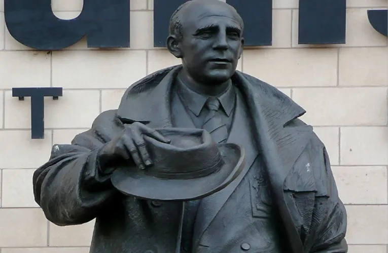 Bức tượng Stan Cullis đứng bên ngoài sân Molineux, một biểu tượng của Wolves