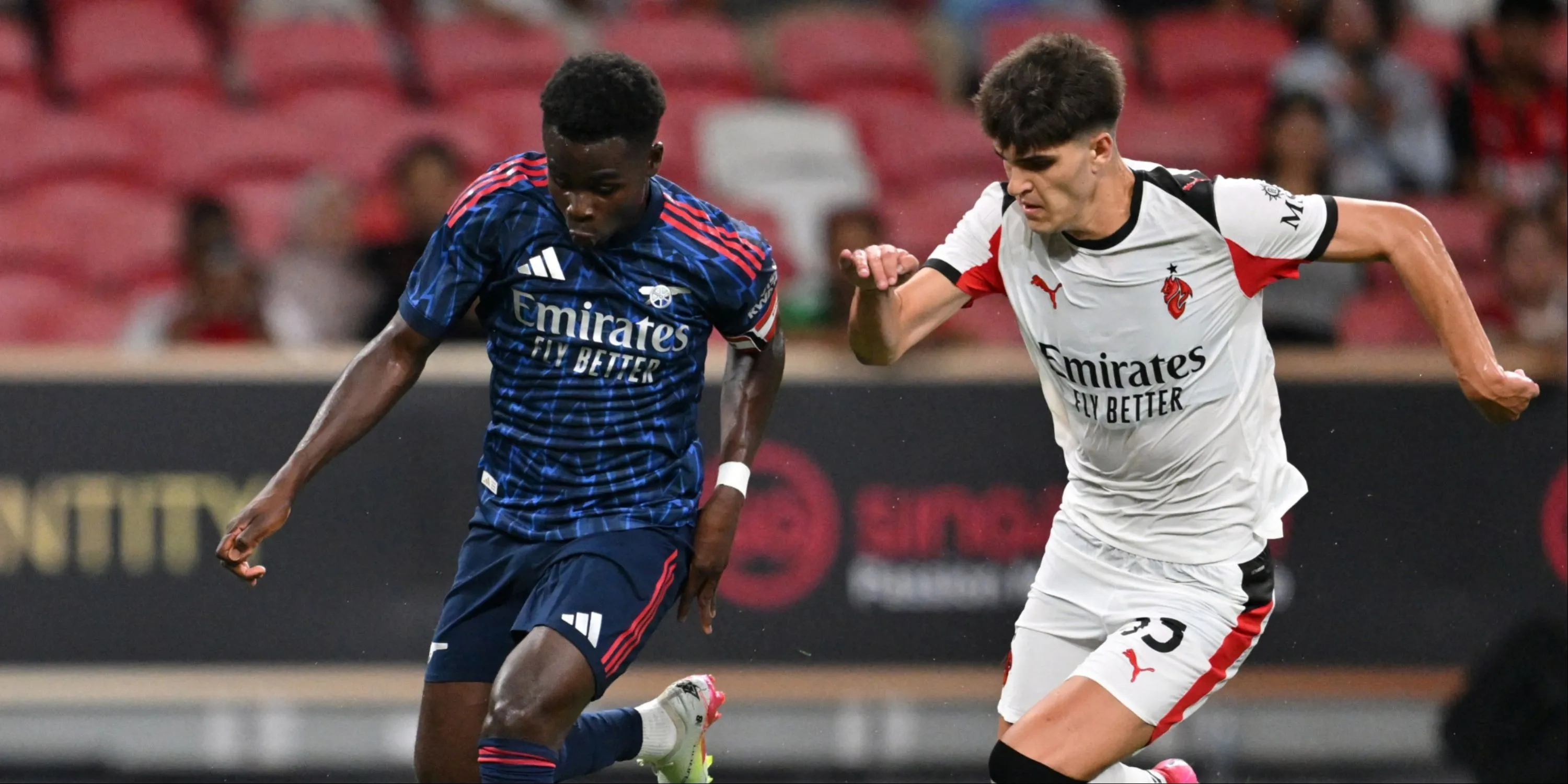 Bukayo Saka ăn mừng bàn thắng trong trận đấu giữa Arsenal và AC Milan ở tiền mùa giải, thể hiện phong độ ấn tượng