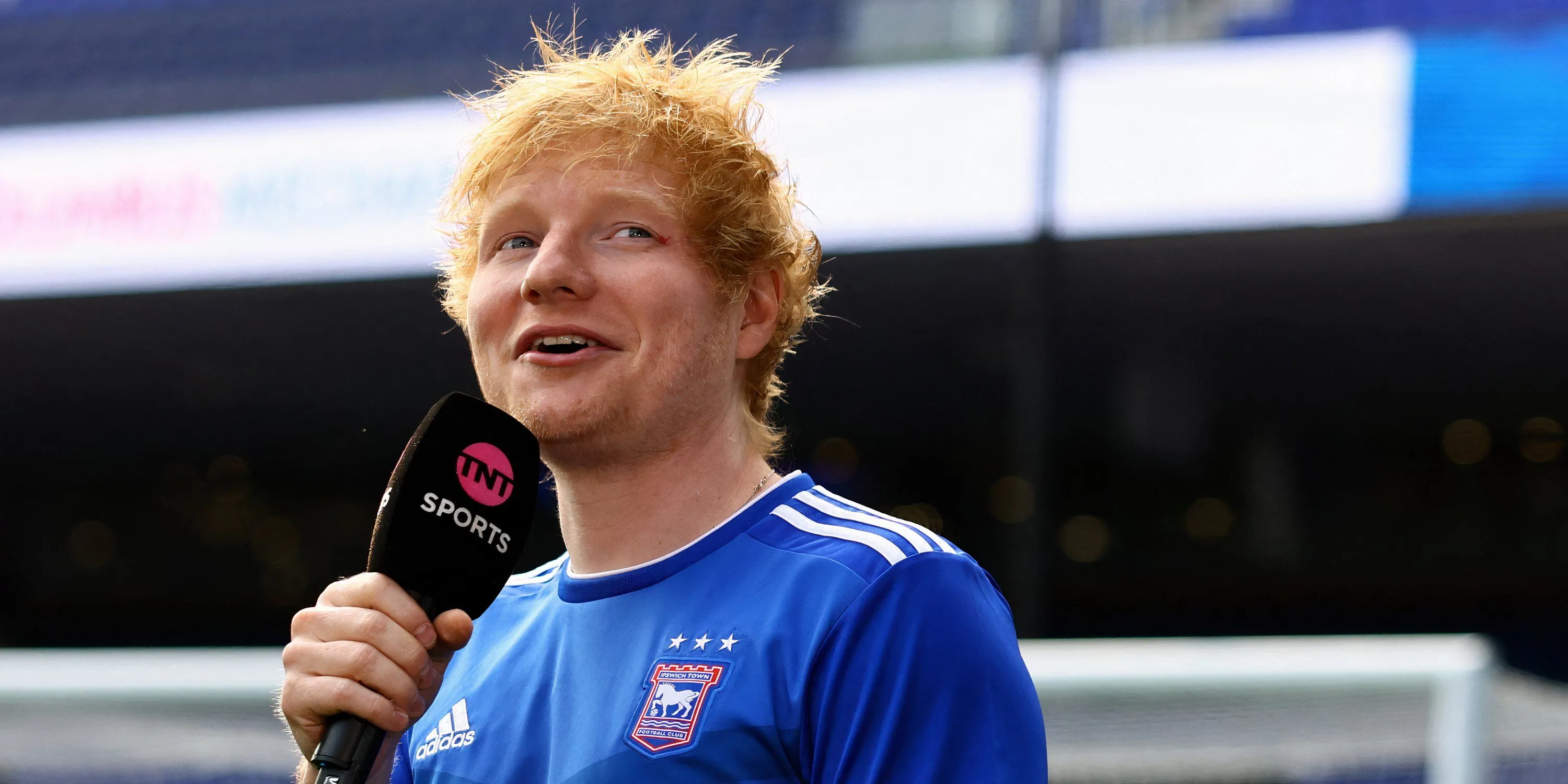 Ca sĩ Ed Sheeran với chiếc áo đấu Ipswich Town, câu lạc bộ anh hâm mộ