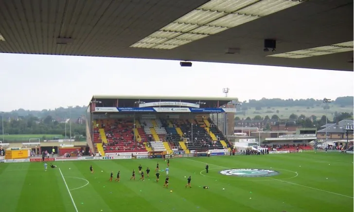 Các cầu thủ Lincoln City FC đang tập luyện trên sân Sincil Bank, chuẩn bị cho mùa giải mới