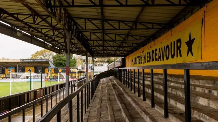 các khán đài đứng truyền thống tại Abbey Stadium Cambridge