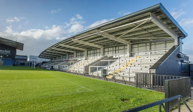 Các khu vực khán đài đứng của sân Mill Farm, nơi cổ động viên AFC Fylde tạo không khí sôi động