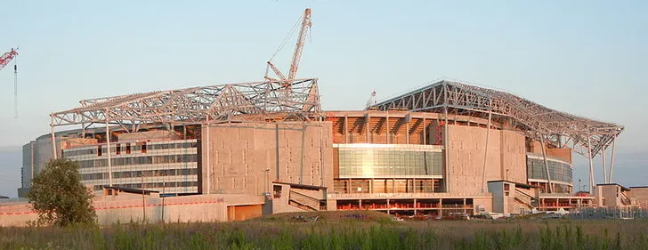 Cận cảnh công trình xây dựng sân vận động Groupama Stadium (Stade des Lumières) với các cấu trúc thép