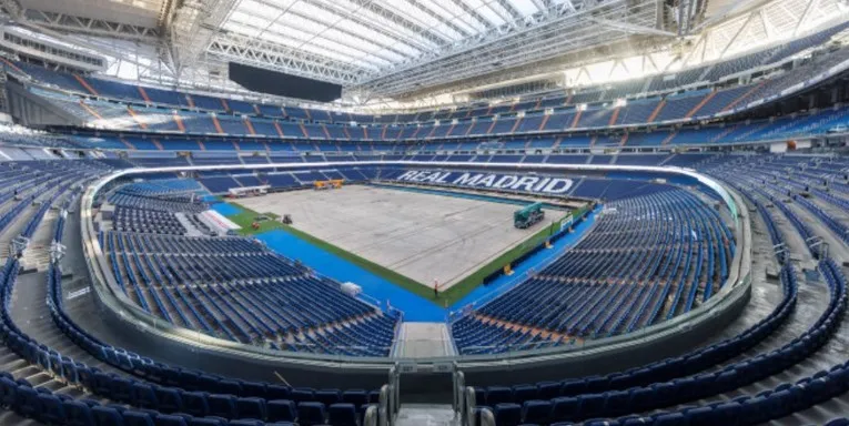 Cận cảnh khu vực khán đài tại sân vận động Santiago Bernabéu với hàng ghế màu xanh đậm