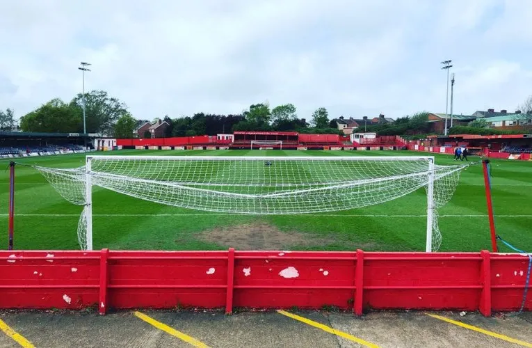 Cận cảnh khung thành và khán đài sau cầu môn tại sân Impact Arena, Alfreton Town FC