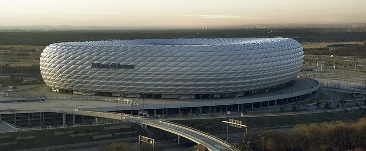 Cận cảnh mặt ngoài sân Allianz Arena với các tấm panel phát sáng