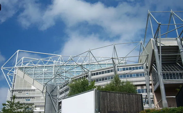 Cận cảnh mặt tiền bên ngoài sân vận động St. James' Park, biểu tượng của Newcastle