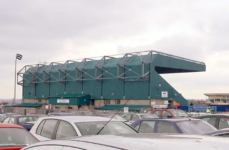 Cảnh bên ngoài sân Memorial Stadium, thể hiện kiến trúc tổng thể của sân vận động