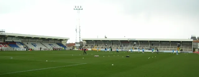 Cầu thủ Hartlepool United khởi động tại Victoria Park, thể hiện không gian sân vận động