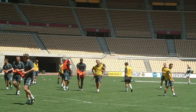 Cầu thủ luyện tập trên sân Estadio La Cartuja