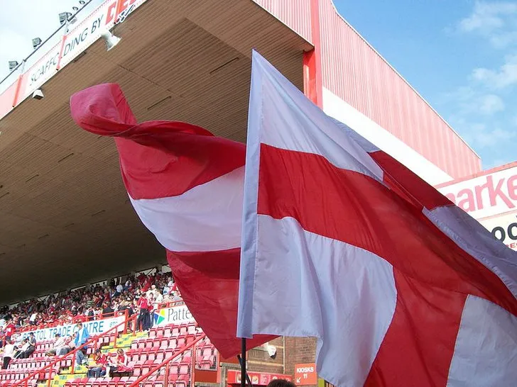 Cờ các câu lạc bộ tung bay tại sân Ashton Gate