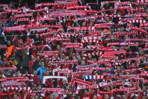 Cổ động viên Bayern Munich cuồng nhiệt trên khán đài Allianz Arena
