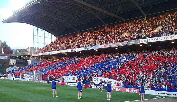 Cổ động viên Crystal Palace nhiệt thành với hoạt động cổ vũ