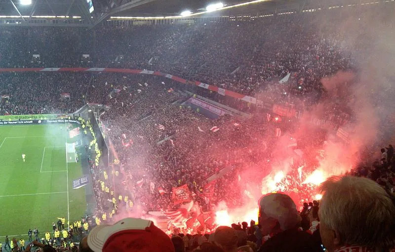Cổ động viên Fortuna Düsseldorf tạo không khí sôi động trên khán đài Merkur Spiel-Arena