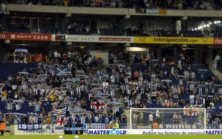Cổ động viên RCD Espanyol cuồng nhiệt trên khán đài sân Stage Front Stadium