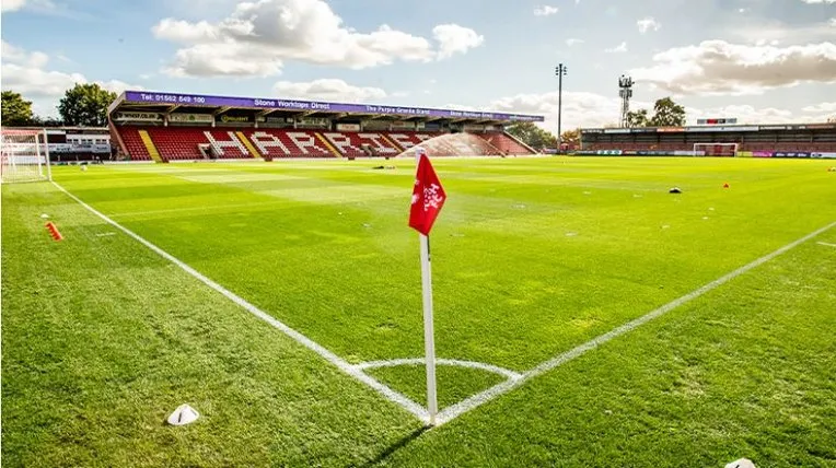 Cờ góc sân Aggborough Stadium, biểu tượng quen quen thuộc tại các trận đấu bóng đá Anh hạng thấp