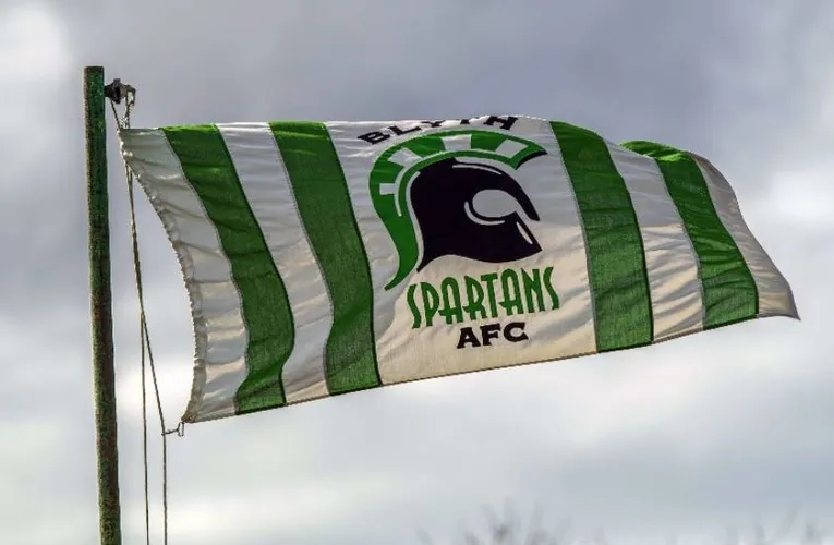 Cờ hiệu Blyth Spartans tung bay tại sân nhà Croft Park