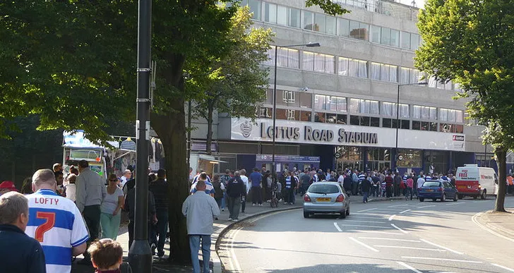 Con đường dẫn vào sân vận động Loftus Road, địa điểm quen thuộc của người hâm mộ QPR và các CĐV bóng đá Anh.