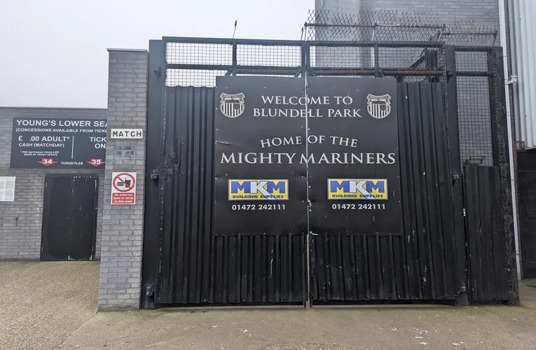 Cổng chính của sân vận động Blundell Park, biểu tượng của câu lạc bộ Grimsby Town.