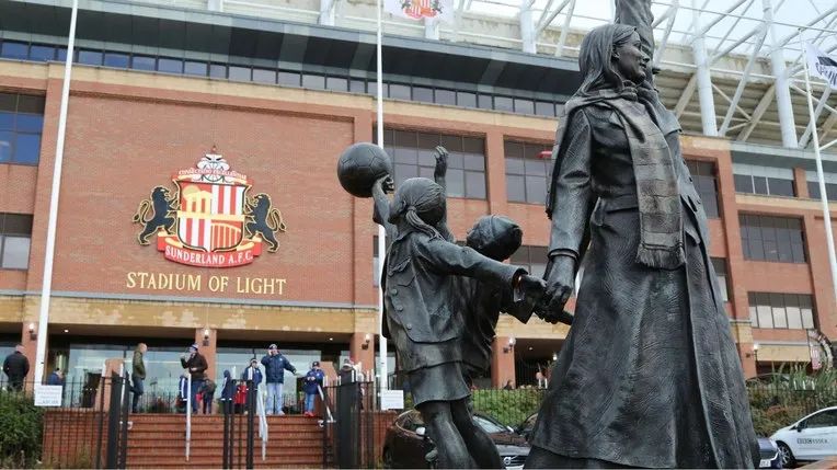 Cổng chính của sân vận động Stadium of Light, kiến trúc hiện đại và lối vào dành cho người hâm mộ