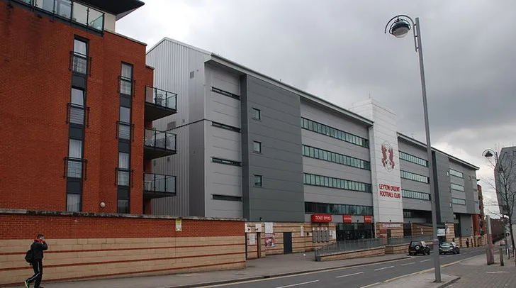 Cổng chính sân vận động Brisbane Road, biểu tượng của Leyton Orient