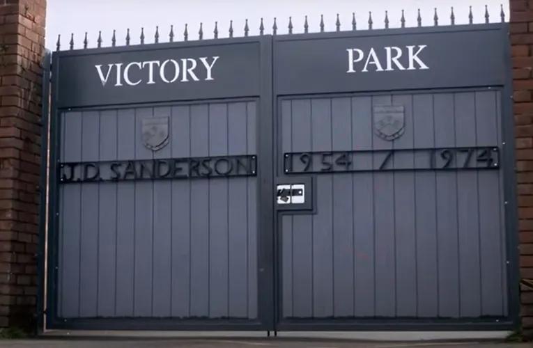 Cổng chính sân vận động Victory Park của Chorley FC, biểu tượng lịch sử của câu lạc bộ bán chuyên tại Lancashire, Anh.