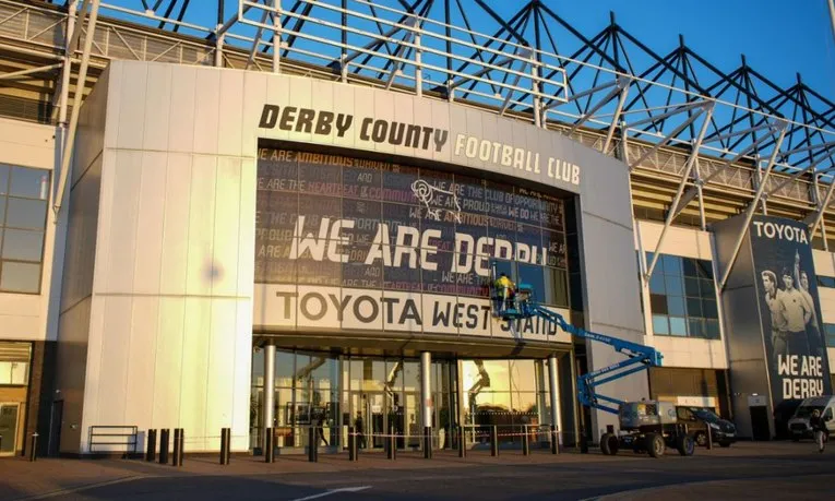 Cổng chính vào sân vận động Pride Park, nơi đón tiếp hàng ngàn người hâm mộ.