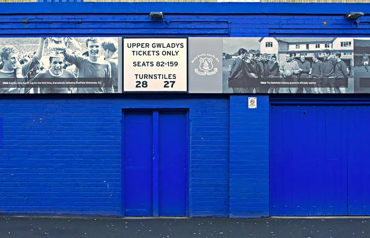Cổng quay vào khán đài Upper Gwladys Street của sân Goodison Park, nơi người hâm mộ Everton tiến vào
