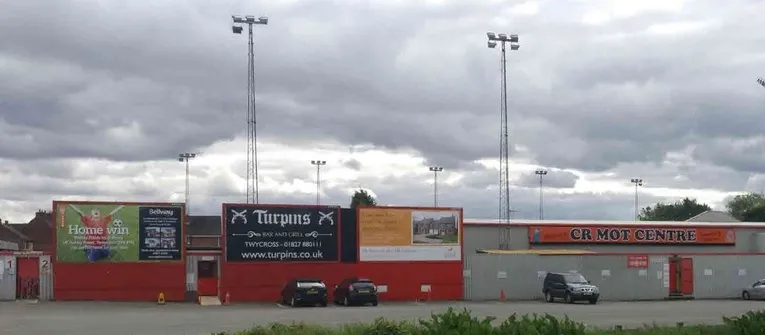 Cổng soát vé truyền thống và hiện đại tại sân vận động The Lamb Ground của Tamworth FC, chuẩn bị cho ngày thi đấu.