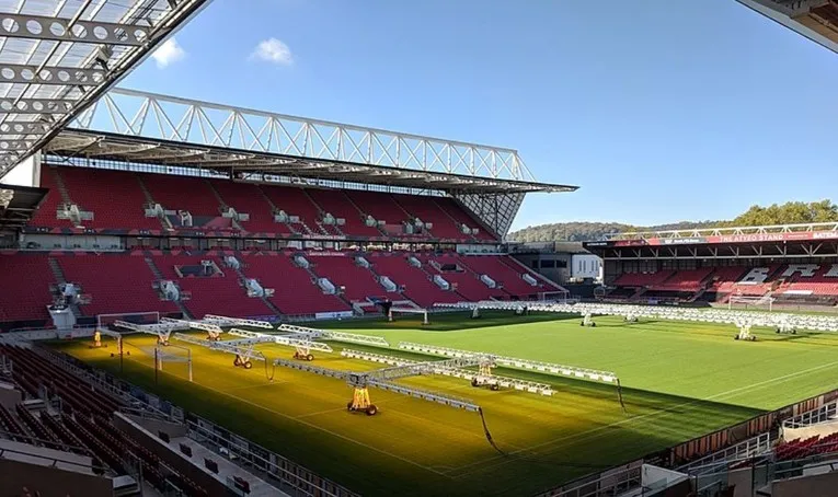 Công tác bảo dưỡng mặt sân Ashton Gate
