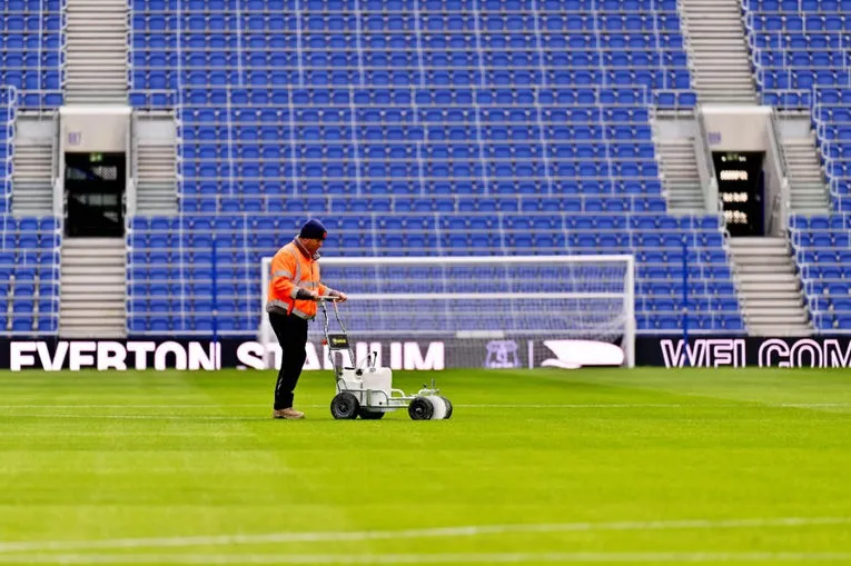 Công tác chăm sóc mặt cỏ chuyên nghiệp tại sân Hill Dickinson, sẵn sàng cho Premier League