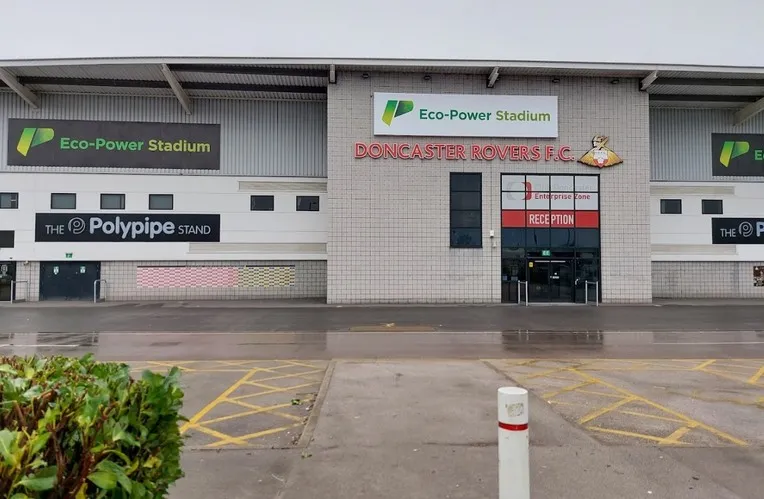 Cổng vào chính của Sân vận động Eco-Power, nơi đón tiếp người hâm mộ Doncaster Rovers