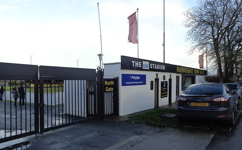 Cổng vào chính của sân vận động EnviroVent Stadium, Harrogate